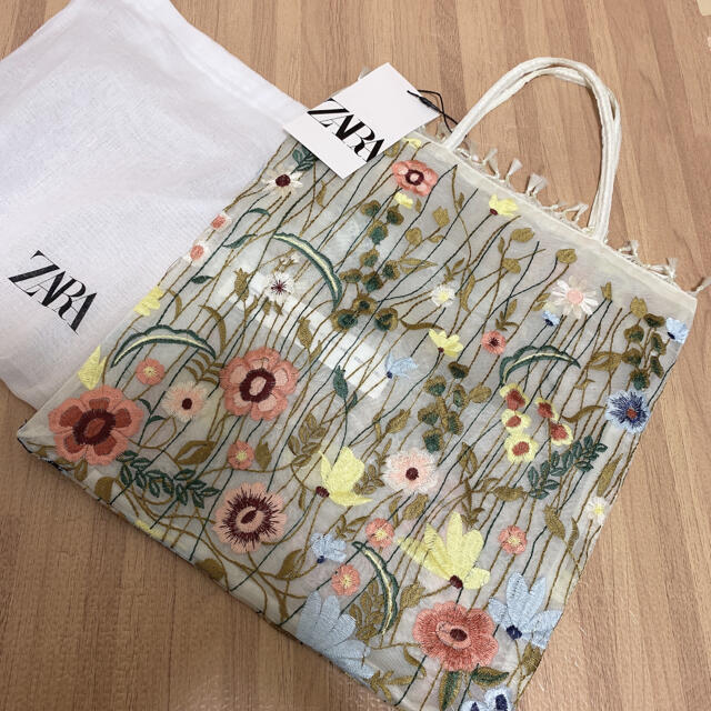 ZARA(ザラ)のZARA フラワーエンブロイダリーチュールトートバッグ 刺繍  レディースのバッグ(トートバッグ)の商品写真