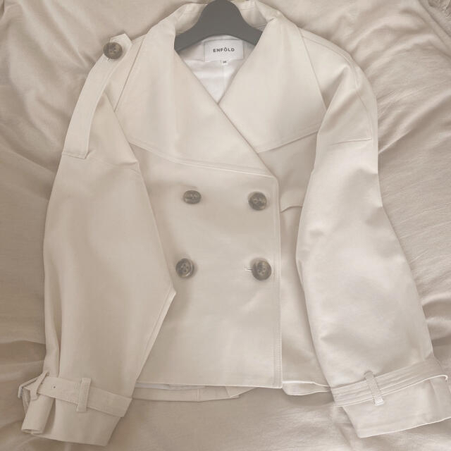 ENFOLD(エンフォルド)の美品　enfold ショートトレンチ／ホワイト／38 レディースのジャケット/アウター(トレンチコート)の商品写真