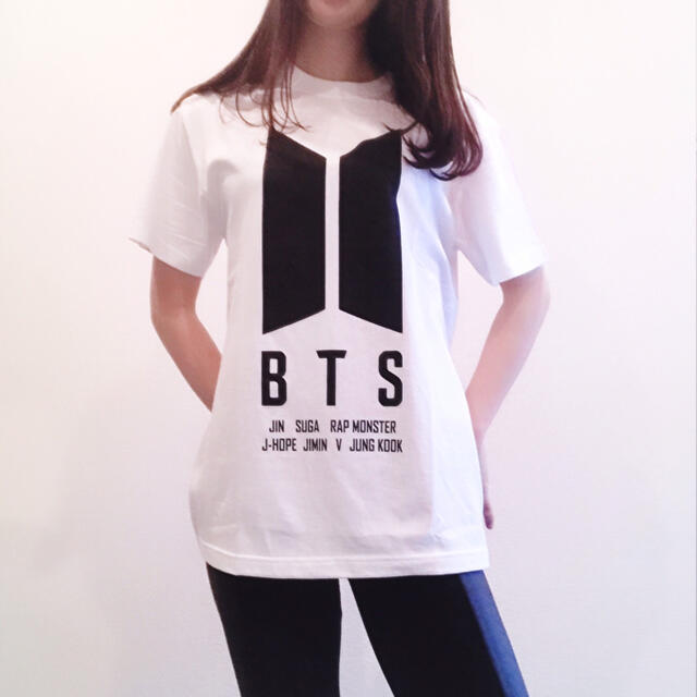 防弾少年団(BTS)(ボウダンショウネンダン)の防弾少年団　BTS ロゴTシャツ　Mサイズ レディースのトップス(Tシャツ(半袖/袖なし))の商品写真