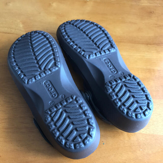 crocs(クロックス)のCrocs Karin  Clog espresso レディースの靴/シューズ(サンダル)の商品写真