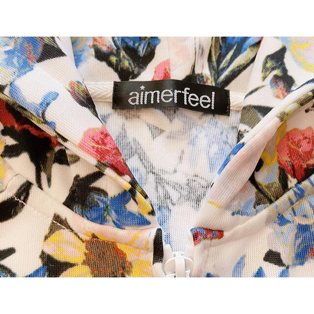 aimer feel(エメフィール)の送料込み　美品aimerfeelフラワー柄パーカー　ダーリッチ　eimy レディースのトップス(パーカー)の商品写真