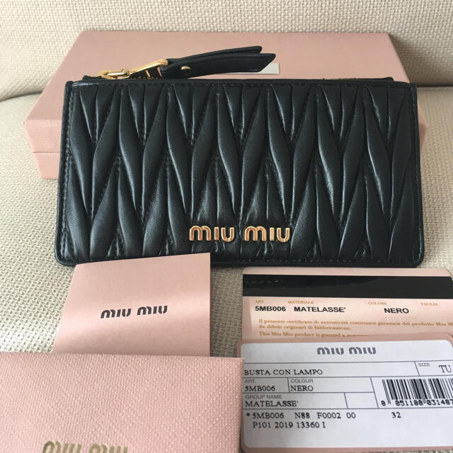 miumiu(ミュウミュウ)の【美品】ミュウミュウ マテラッセ　コンパクト財布　カードケース レディースのファッション小物(財布)の商品写真