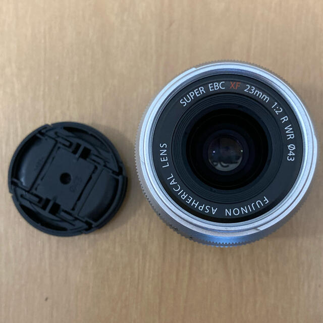 富士フイルム(フジフイルム)のFUJIFILM XF23mm F2 R WR S シルバー スマホ/家電/カメラのカメラ(レンズ(単焦点))の商品写真