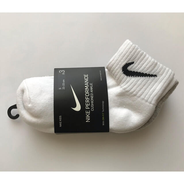 NIKE(ナイキ)の【新品】NIKE ソックス　3枚セット　21〜23cm レディースのレッグウェア(ソックス)の商品写真