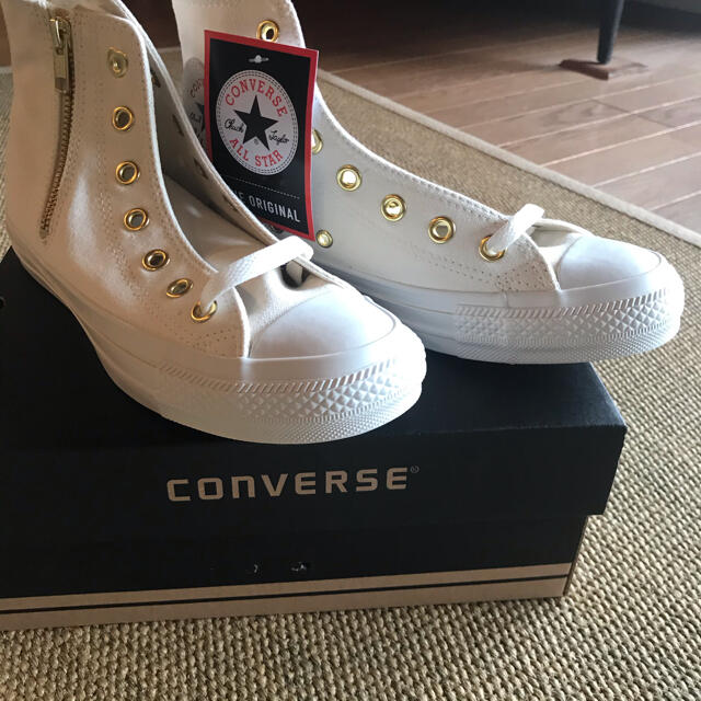 CONVERSE(コンバース)の新品未使用♡コンバース ハイカット 白24cm ♡ハートパッチ レディースの靴/シューズ(スニーカー)の商品写真