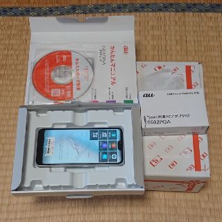 エーユー(au)の未使用品 au京セラ KYV48SWA白 SIMロック解除済 純正ACアダプタ付(スマートフォン本体)