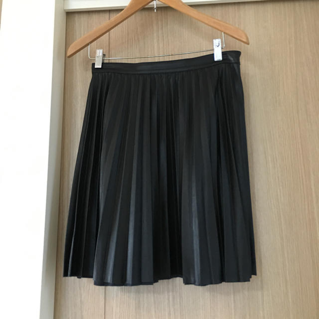 ZARA(ザラ)のブラックフェイクレザースカート S レディースのスカート(ひざ丈スカート)の商品写真