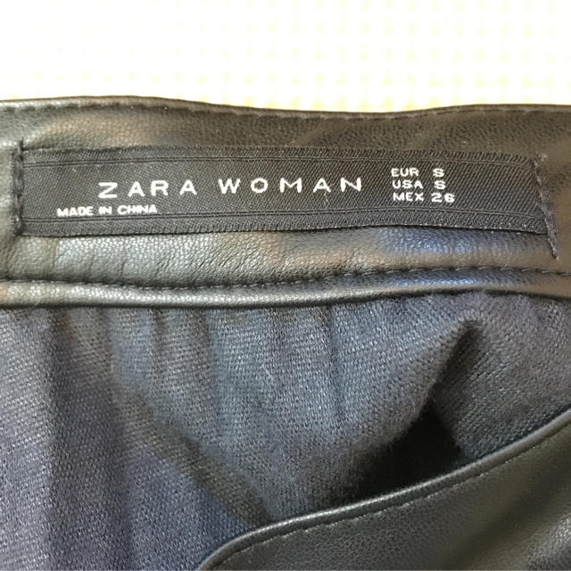 ZARA(ザラ)のブラックフェイクレザースカート S レディースのスカート(ひざ丈スカート)の商品写真