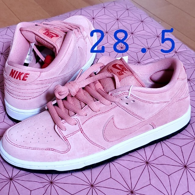 NIKE(ナイキ)のNike SB Dunk Low   Pink Pigナイキ メンズの靴/シューズ(スニーカー)の商品写真