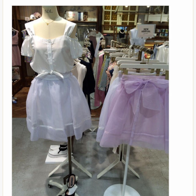 SNIDEL(スナイデル)のスナイデルバックリボンオーガンジスカート レディースのスカート(ミニスカート)の商品写真