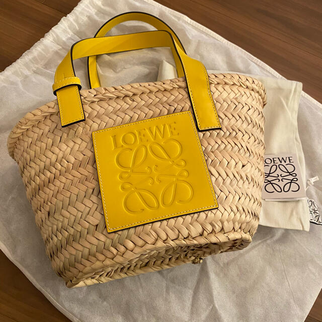 LOEWE(ロエベ)の【みずき 様専用】LOEWE ロエベ スモール バスケット イエロー レディースのバッグ(かごバッグ/ストローバッグ)の商品写真