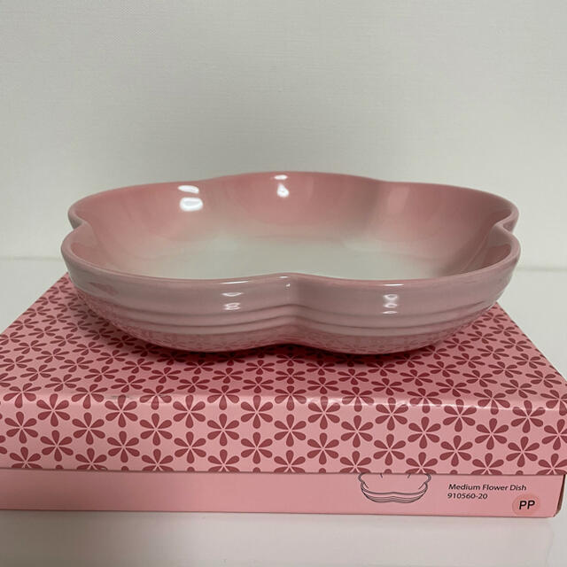 LE CREUSET(ルクルーゼ)のル・クルーゼ　パウダーピンク　フラワーディッシュM インテリア/住まい/日用品のキッチン/食器(食器)の商品写真