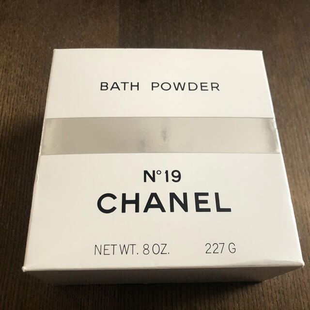 CHANEL(シャネル)のCHANEL N°19 BATH POWDER（バスパウダー） コスメ/美容のボディケア(バスグッズ)の商品写真