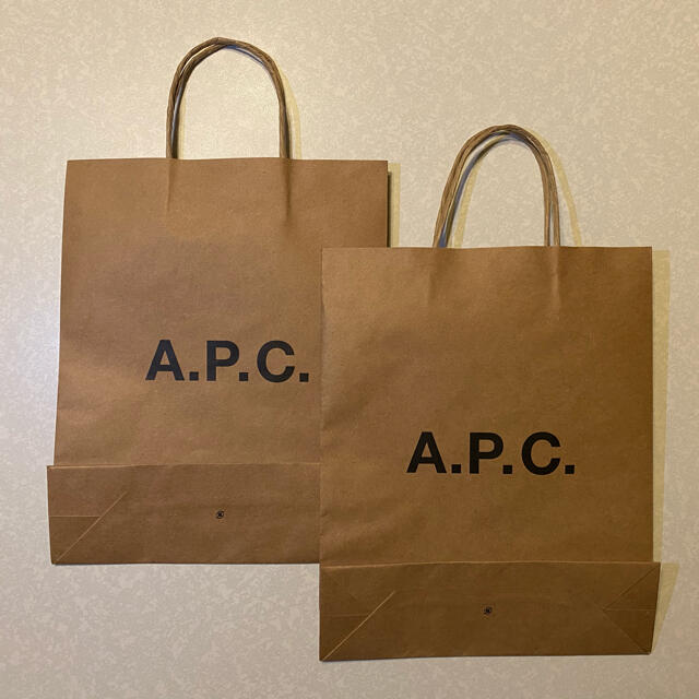 A.P.C(アーペーセー)のA.P.C 紙袋　ショッパー　2枚 レディースのバッグ(ショップ袋)の商品写真