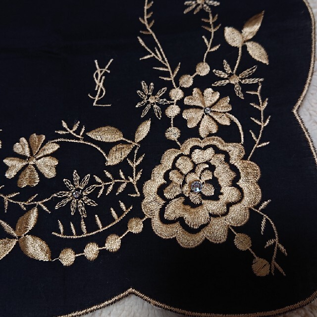 《未使用》希少 YVES SAINT LAURENT 総刺繍ハンカチ  レディースのファッション小物(ハンカチ)の商品写真