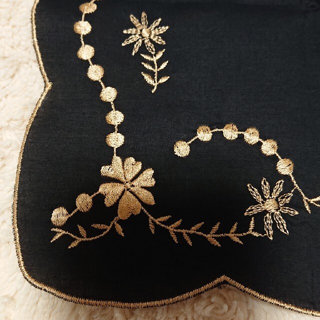 《未使用》希少 YVES SAINT LAURENT 総刺繍ハンカチ  レディースのファッション小物(ハンカチ)の商品写真