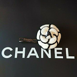 シャネル(CHANEL)のビンテージ CHANEL ホワイトXブラックパイパングCAMELLIA ブローチ(ブローチ/コサージュ)