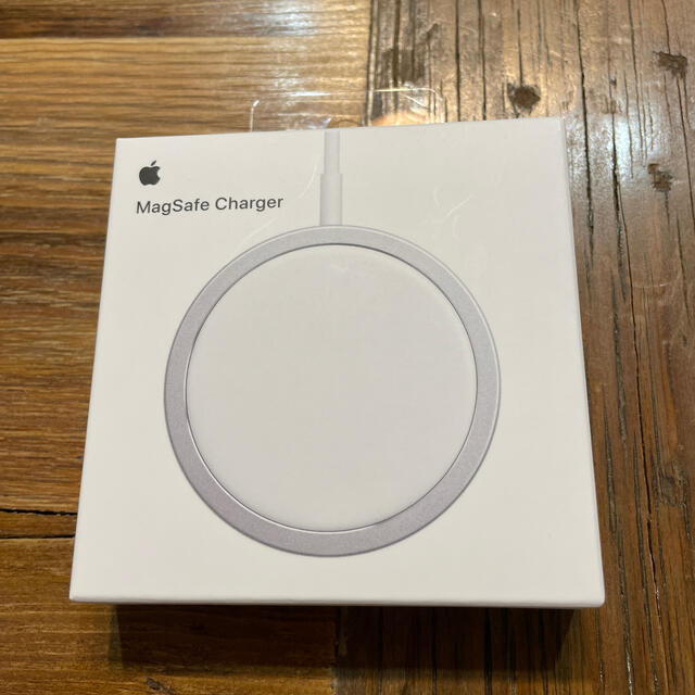 Apple(アップル)のApple MagSafe充電器　純正品　新品未開封未使用です。 スマホ/家電/カメラのスマートフォン/携帯電話(バッテリー/充電器)の商品写真