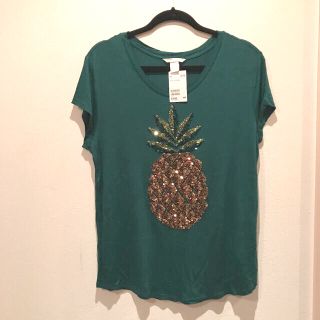 エイチアンドエム(H&M)のH&M Ｔシャツ　深緑モスグリーン　パイナップル柄スパンコール　新品タグ付き　Ｌ(Tシャツ(半袖/袖なし))