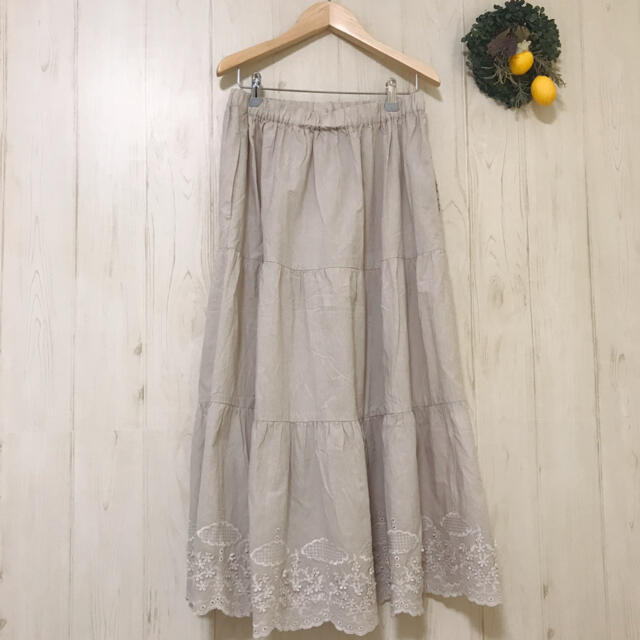 SM2(サマンサモスモス)のSM2刺繍綿ロングスカート　ベージュサマンサモスモス花モチーフ　花柄春物上質 レディースのスカート(ロングスカート)の商品写真
