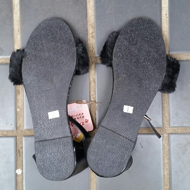 ファーサンダル　ブラック　Lサイズ レディースの靴/シューズ(サンダル)の商品写真
