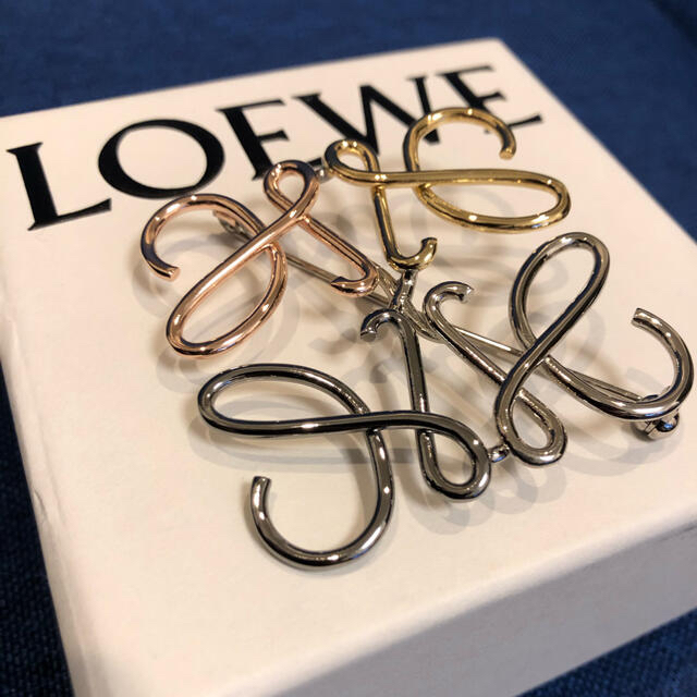 LOEWE(ロエベ)の【未使用】ロエベ　4色　ブローチ レディースのアクセサリー(ブローチ/コサージュ)の商品写真