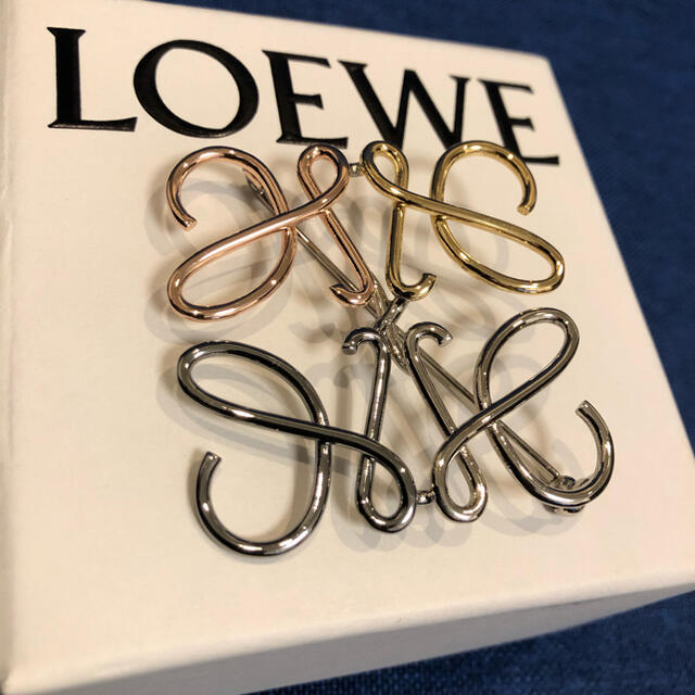 LOEWE(ロエベ)の【未使用】ロエベ　4色　ブローチ レディースのアクセサリー(ブローチ/コサージュ)の商品写真