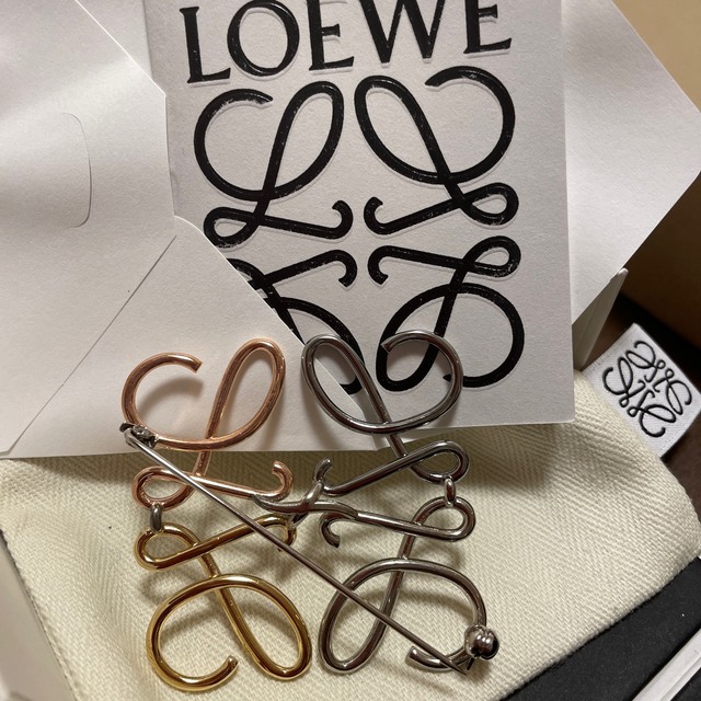 LOEWE(ロエベ)の【未使用】ロエベ　4色　ブローチ レディースのアクセサリー(ブローチ/コサージュ)の商品写真