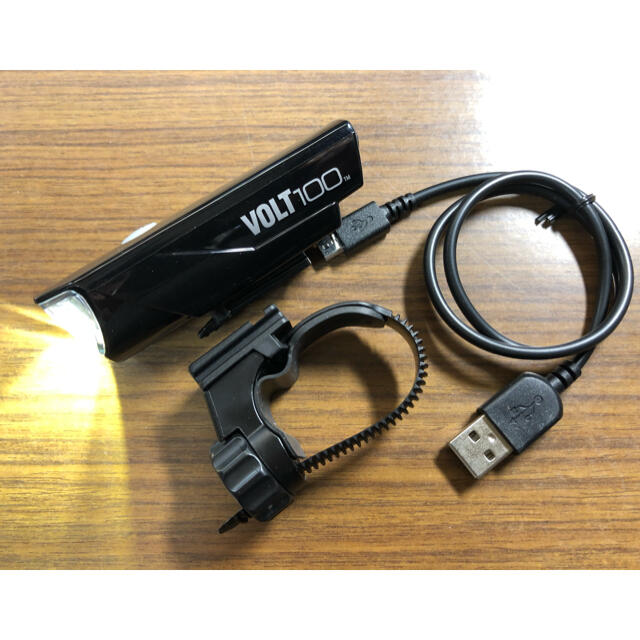 CATEYE(キャットアイ)の極美品 CATEYE キャットアイ VOLT100 HL-EL150RC  スポーツ/アウトドアの自転車(パーツ)の商品写真