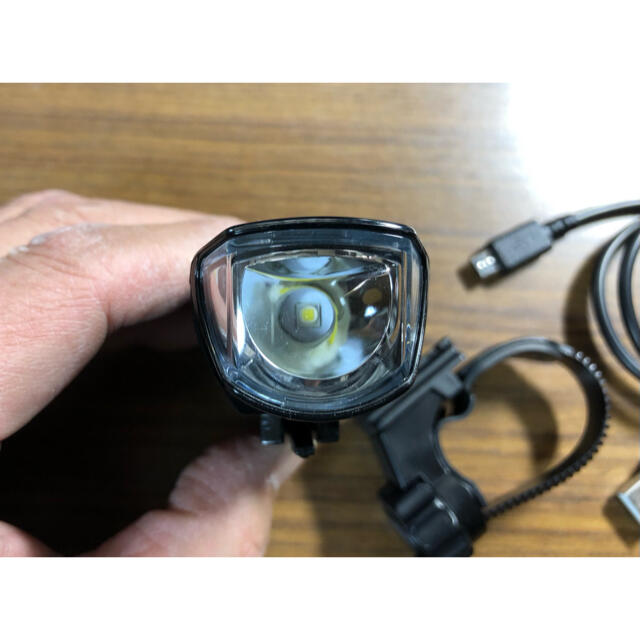 CATEYE(キャットアイ)の極美品 CATEYE キャットアイ VOLT100 HL-EL150RC  スポーツ/アウトドアの自転車(パーツ)の商品写真