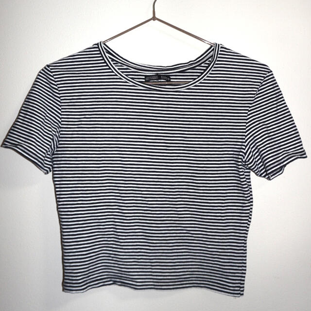 ZARA(ザラ)のZARA ショート丈　ストライプ Tシャツ　黒 レディースのトップス(Tシャツ(半袖/袖なし))の商品写真