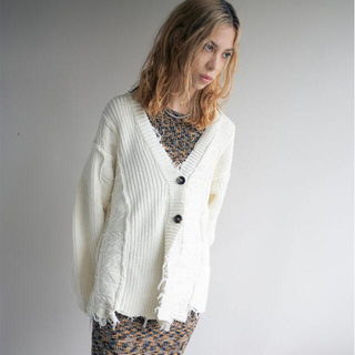 トーガ(TOGA)のPERVERZE Wave Stripe Crash Knit White(カーディガン)