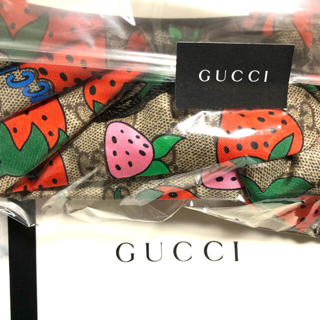 Gucci(グッチ)のGUCCI グッチ ストロベリー プリントGG ヘッドバンドシルク100% レディースのヘアアクセサリー(ヘアバンド)の商品写真