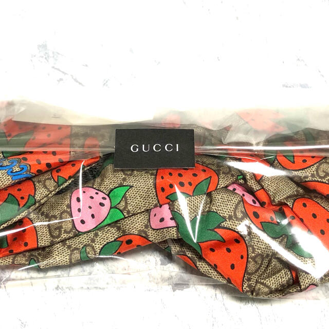 Gucci(グッチ)のGUCCI グッチ ストロベリー プリントGG ヘッドバンドシルク100% レディースのヘアアクセサリー(ヘアバンド)の商品写真