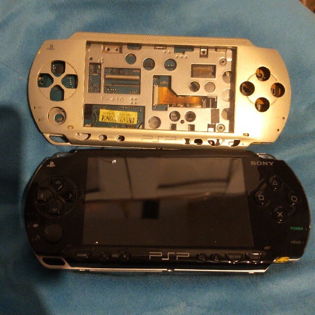 PlayStation Portable(プレイステーションポータブル)のPSP 1000　部品取り用 エンタメ/ホビーのゲームソフト/ゲーム機本体(携帯用ゲーム機本体)の商品写真