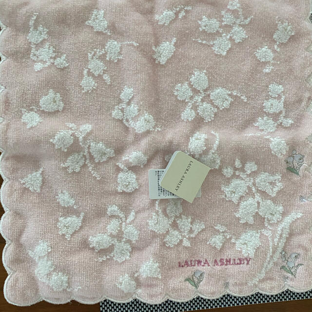 LAURA ASHLEY(ローラアシュレイ)のローラアシュレイ　桜色　タオルハンカチ レディースのファッション小物(ハンカチ)の商品写真