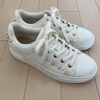 Zara パールとビーズスニーカー