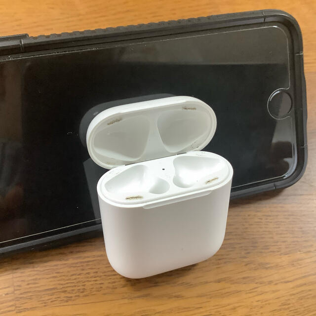 Apple(アップル)のApple AirPods 第一世代　ケースのみ スマホ/家電/カメラのスマートフォン/携帯電話(バッテリー/充電器)の商品写真