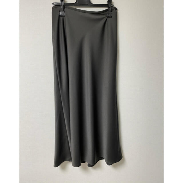 IENA(イエナ)のIENA サテンバイヤスフレアスカート　グレー　40 レディースのスカート(ロングスカート)の商品写真