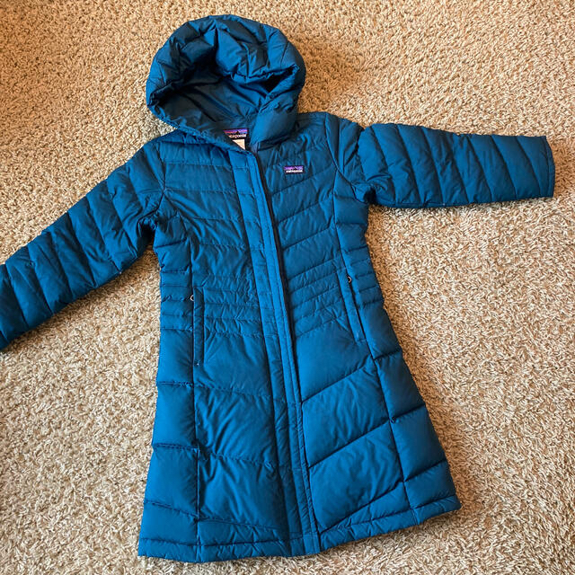 patagonia(パタゴニア)のパタゴニア  ダウンコート  ロング丈　キッズサイズS キッズ/ベビー/マタニティのキッズ服女の子用(90cm~)(コート)の商品写真