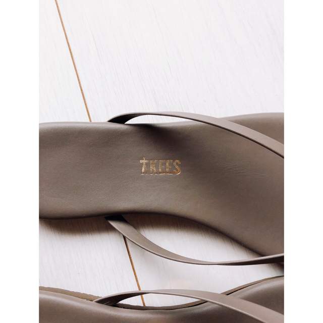 UNITED ARROWS(ユナイテッドアローズ)の新品未使用 TKEES（ティキーズ）グレージュ　LINERS サンダル レディースの靴/シューズ(サンダル)の商品写真