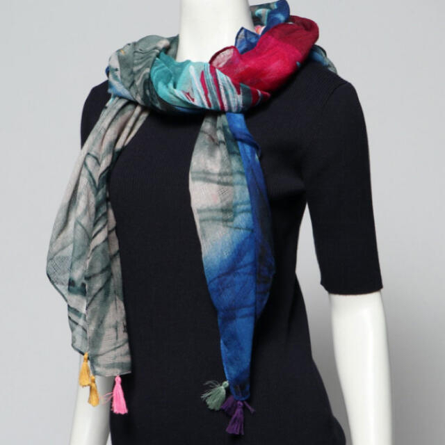 DESIGUAL(デシグアル)の新品✨タグ付き♪ Desigual 柔らかなスカーフ　マルチカラー　大特価❣️ レディースのファッション小物(マフラー/ショール)の商品写真