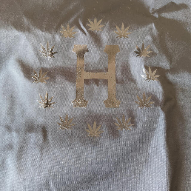 HUF(ハフ)のgogl様専用　HUF × HIGH TIMES コラボコーチジャケット　黒　S メンズのジャケット/アウター(ナイロンジャケット)の商品写真