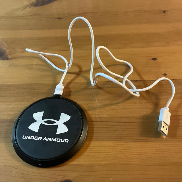 UNDER ARMOUR(アンダーアーマー)のアンダーアーマー スマホ置くだけ充電 ワイヤレス充電器 スマホ/家電/カメラのスマートフォン/携帯電話(バッテリー/充電器)の商品写真