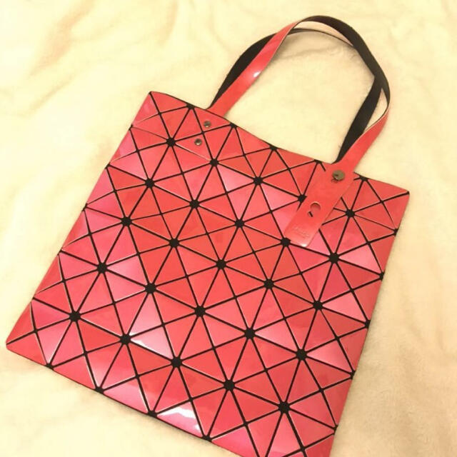 ISSEY MIYAKE(イッセイミヤケ)のBAOBAO ネオンピンク　美品　バッグ レディースのバッグ(トートバッグ)の商品写真