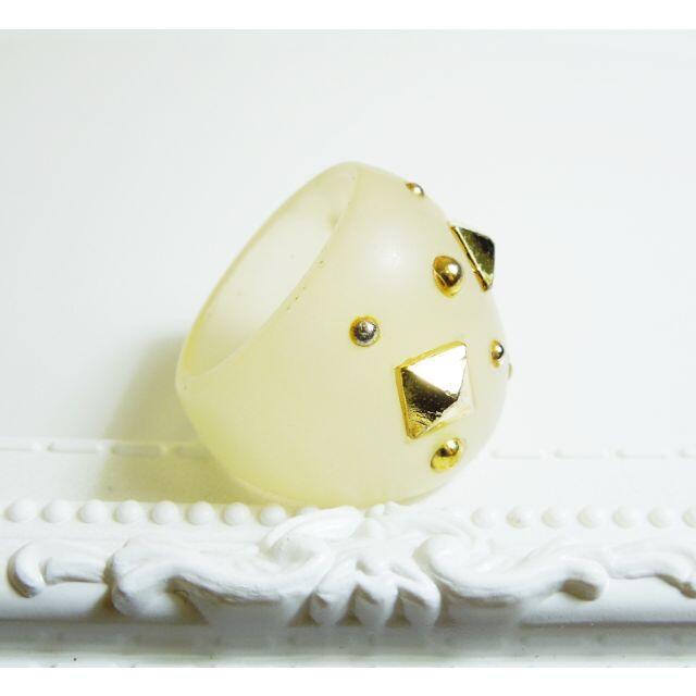 リング　オフホワイト×ゴールドカラー　一度使用　指輪　ロック　パンク レディースのアクセサリー(リング(指輪))の商品写真
