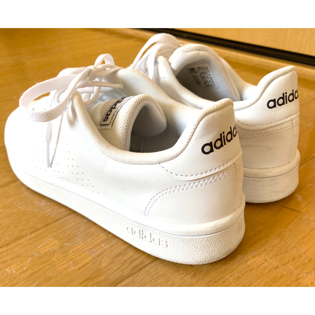 adidas(アディダス)の【adidas】美品　24.５㎝　ロゴスニーカー　　ホワイト×ネイビー　L レディースの靴/シューズ(スニーカー)の商品写真