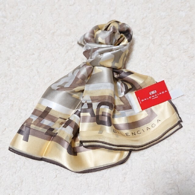 Balenciaga(バレンシアガ)の《未使用》シルク100% BALENCIAGA 88㎝×88㎝ スカーフ レディースのファッション小物(バンダナ/スカーフ)の商品写真
