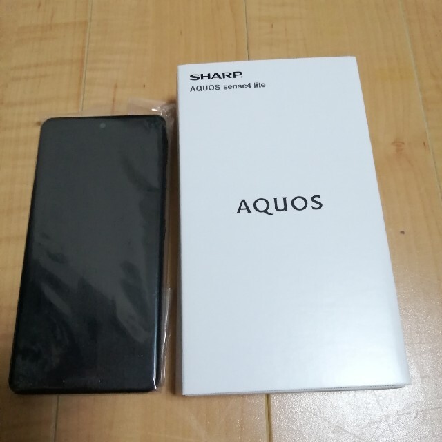 AQUOS(アクオス)のAQUOS sense4 lite　ブラック　SHM15B 　新品未使用 スマホ/家電/カメラのスマートフォン/携帯電話(スマートフォン本体)の商品写真