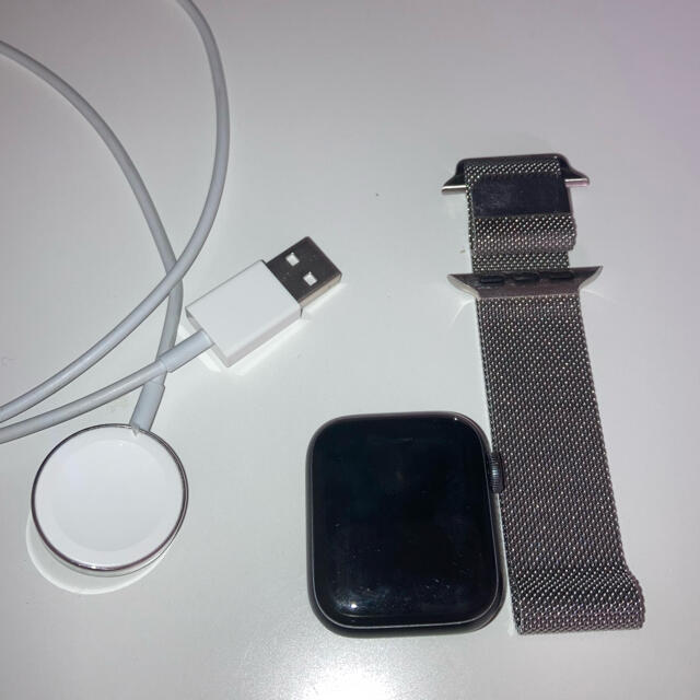 Apple Watch(アップルウォッチ)の(クラップ様専用)アップルウォッチ5 本体GPS 40mm アルミニウムケース　 メンズの時計(腕時計(デジタル))の商品写真